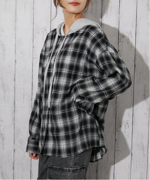GORGE(ゴージ)の「裏毛フード付き チェック柄シャツ|全3色(シャツ/ブラウス・レディース・モカ/ブラック系/ライトブルー・F)」の2枚目の写真