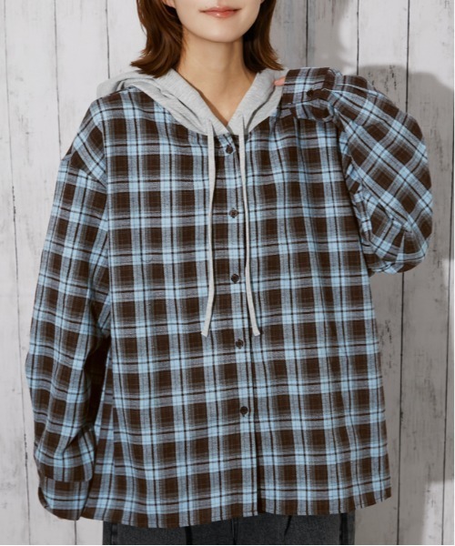 GORGE(ゴージ)の「裏毛フード付き チェック柄シャツ|全3色(シャツ/ブラウス・レディース・モカ/ブラック系/ライトブルー・F)」の3枚目の写真
