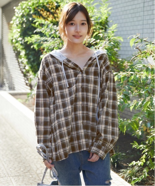 GORGE(ゴージ)の「裏毛フード付き チェック柄シャツ|全3色(シャツ/ブラウス・レディース・モカ/ブラック系/ライトブルー・F)」の1枚目の写真