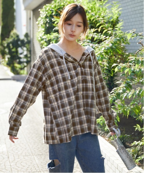 GORGE(ゴージ)の「裏毛フード付き チェック柄シャツ|全3色(シャツ/ブラウス・レディース・モカ/ブラック系/ライトブルー・F)」の4枚目の写真