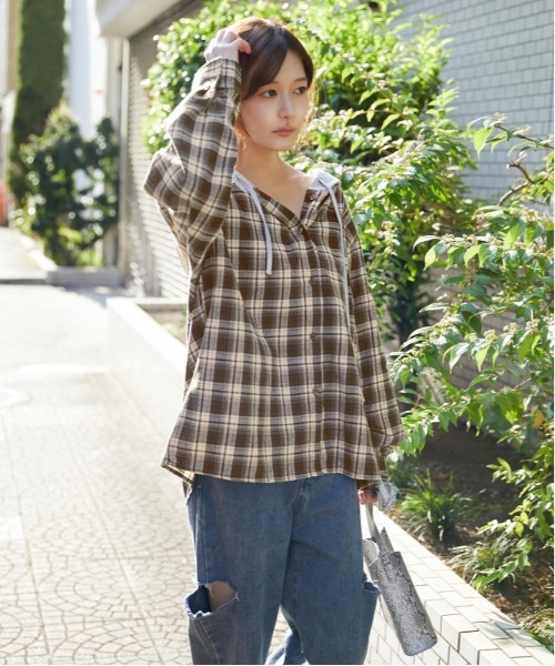 GORGE(ゴージ)の「裏毛フード付き チェック柄シャツ|全3色(シャツ/ブラウス・レディース・モカ/ブラック系/ライトブルー・F)」の5枚目の写真