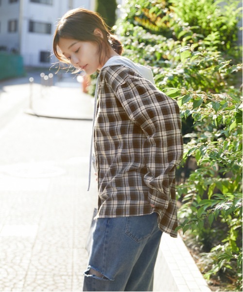 GORGE(ゴージ)の「裏毛フード付き チェック柄シャツ|全3色(シャツ/ブラウス・レディース・モカ/ブラック系/ライトブルー・F)」の6枚目の写真