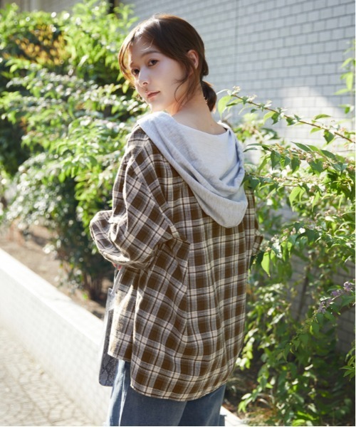 GORGE(ゴージ)の「裏毛フード付き チェック柄シャツ|全3色(シャツ/ブラウス・レディース・モカ/ブラック系/ライトブルー・F)」の7枚目の写真