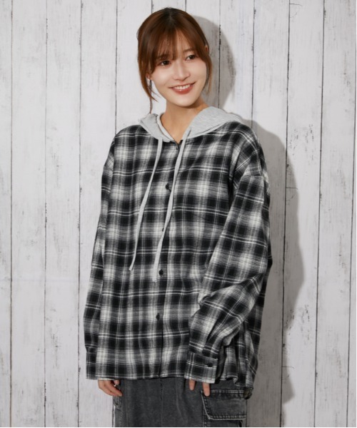 GORGE(ゴージ)の「裏毛フード付き チェック柄シャツ|全3色(シャツ/ブラウス・レディース・モカ/ブラック系/ライトブルー・F)」の11枚目の写真