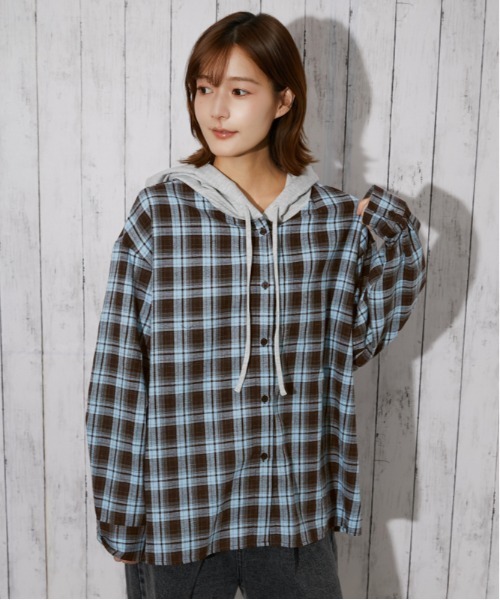 GORGE(ゴージ)の「裏毛フード付き チェック柄シャツ|全3色(シャツ/ブラウス・レディース・モカ/ブラック系/ライトブルー・F)」の14枚目の写真