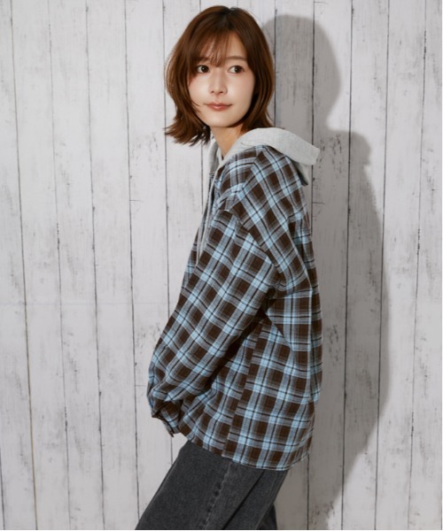 GORGE(ゴージ)の「裏毛フード付き チェック柄シャツ|全3色(シャツ/ブラウス・レディース・モカ/ブラック系/ライトブルー・F)」の17枚目の写真