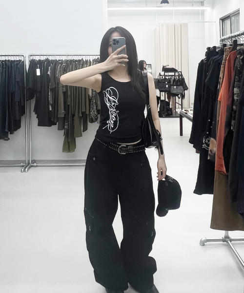 IZROOM(イズルーム)の「クラシックロゴスリーブレス(ブラック)(Tシャツ/カットソー・レディース・その他・FREE)」の2枚目の写真