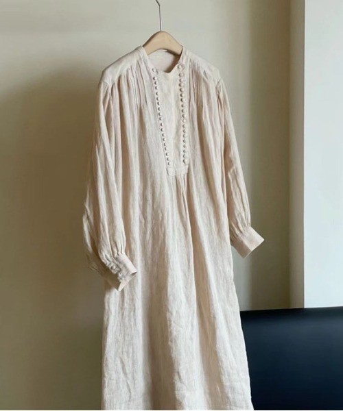 &soiree(アンドソワレ)の「フロントボタンビックシルエットハイネックワンピース(ワンピース・レディース・ベージュ・MEDIUM/X-LARGE/LARGE)」の2枚目の写真