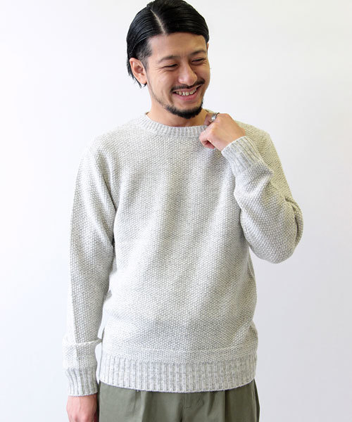 FREDY&GLOSTER（フレディアンドグロスター）の「ラムウール鹿の子ニット（ニット/セーター・メンズ・ネイビー/ホワイト/グレー系その他/レッド・L/M/S）」の2枚目の写真