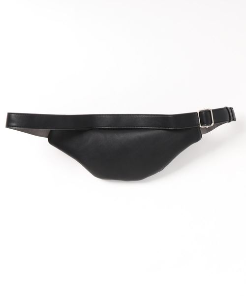 ADAM ET ROPE'（アダムエロペ）の「[cesse］フェイクレザーボディバッグ（ボディバッグ/ウエストポーチ・メンズ・ブラック・FREE）」の3枚目の写真