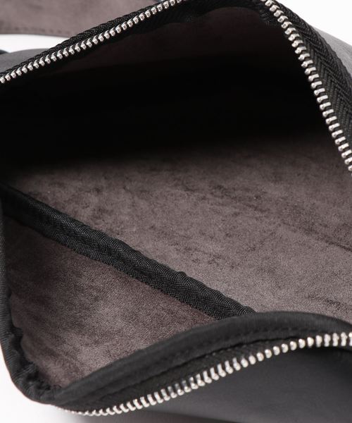 ADAM ET ROPE'（アダムエロペ）の「[cesse］フェイクレザーボディバッグ（ボディバッグ/ウエストポーチ・メンズ・ブラック・FREE）」の4枚目の写真