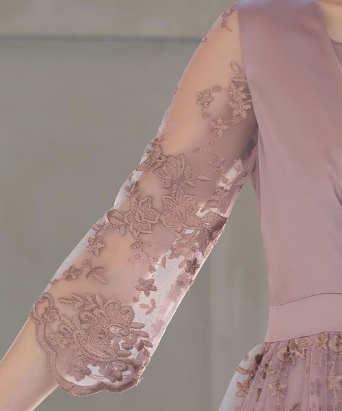 Primazel（プリマゼル）の「花柄刺繍レースシアーミモレ丈パーティドレス（ドレス・レディース・グレイッシュベージュ/ネイビー/モカ・L/M）」の5枚目の写真