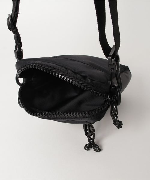 OY(オーワイ)の「3ロゴミニクロスサコッシュバッグ/BAG(ボディバッグ/ウエストポーチ・メンズ・ブラック・FREE)」の9枚目の写真