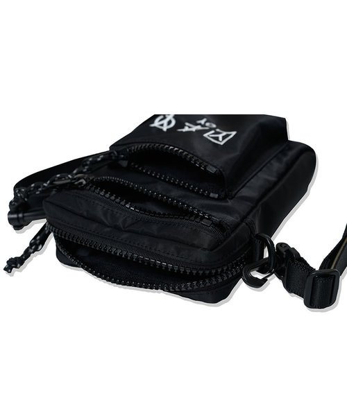 OY(オーワイ)の「3ロゴミニクロスサコッシュバッグ/BAG(ボディバッグ/ウエストポーチ・メンズ・ブラック・FREE)」の4枚目の写真