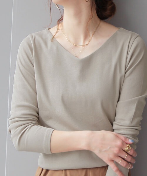 reca（レカ）の「シンプルVネックカットソー（Tシャツ/カットソー・レディース・オフホワイト/ブラック/グレイッシュベージュ/カーキ・M/L）」の3枚目の写真