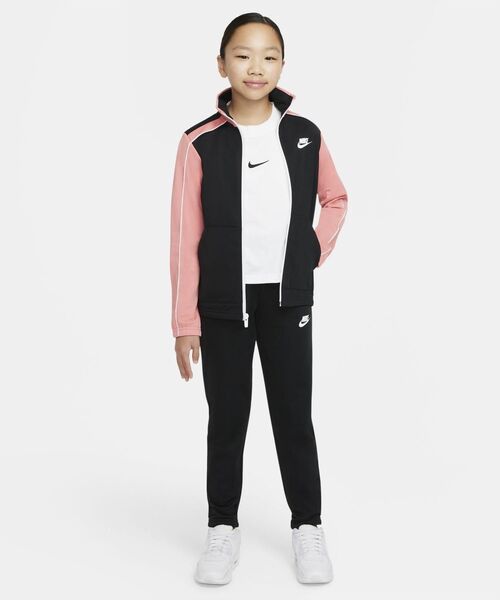 NIKE（ナイキ）の「ナイキ スポーツウェア ジュニアトラックスーツ / セットアップ / Nike Sportswear Big Kids' Tracksuit<130-170cm 展開>（セットアップ・キッズ・ブラック/ブラック系その他2/レッド/ネイビー/ブラック系その他3/パープル系その他/アッシュグレー・L/M/XS/XL/S/130/140/150/160/170）」の3枚目の写真