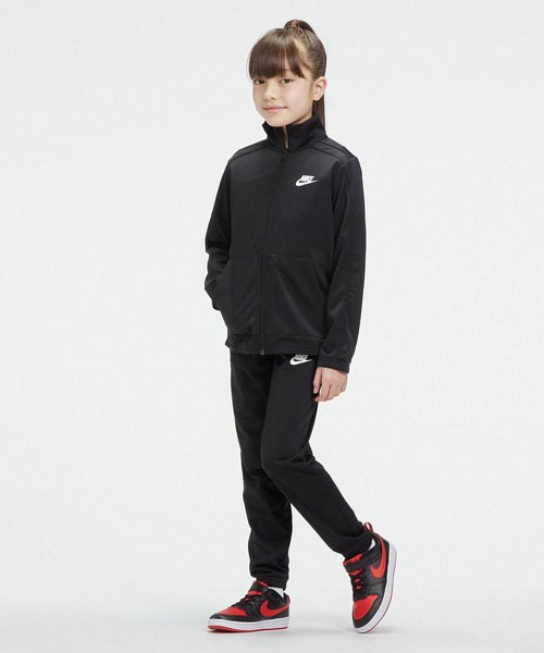 NIKE（ナイキ）の「ナイキ スポーツウェア ジュニアトラックスーツ / セットアップ / Nike Sportswear Big Kids' Tracksuit<130-170cm 展開>（セットアップ・キッズ・ブラック/ブラック系その他2/レッド/ネイビー/ブラック系その他3/パープル系その他/アッシュグレー・L/M/XS/XL/S/130/140/150/160/170）」の18枚目の写真