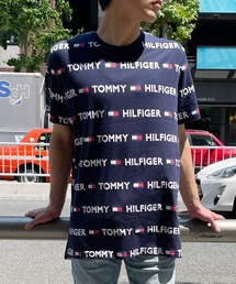 TOMMY HILFIGER（トミーヒルフィガー）の「【TOMMY HILFIGER】トミーヒルフィガー ロゴ 総柄 プリント 半袖 Tシャツ メンズ（Tシャツ/カットソー・メンズ）」
