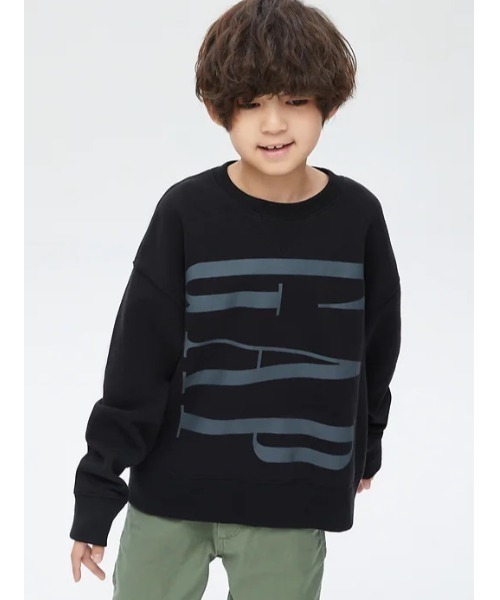 GAP（ギャップ）の「カーボナイズド フリース オーバーサイズ GAPビッグロゴ クルーネック (キッズ)（スウェット・キッズ・ブラック/ネイビー/グレー・S/M/L/XL/XS/XXL）」の2枚目の写真
