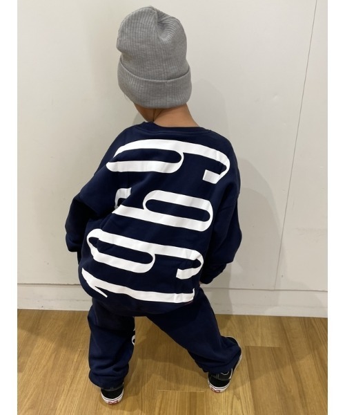 GAP（ギャップ）の「カーボナイズド フリース オーバーサイズ GAPビッグロゴ クルーネック (キッズ)（スウェット・キッズ・ブラック/ネイビー/グレー・S/M/L/XL/XS/XXL）」の5枚目の写真