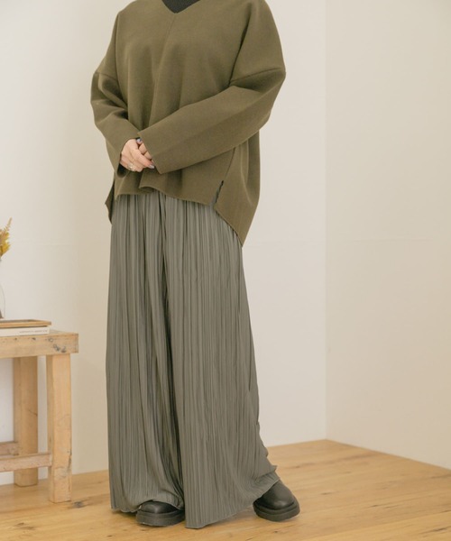 ITEMS URBANRESEARCH（アイテムズ アーバンリサーチ）の「プリーツワイドパンツ（その他パンツ・レディース・ブラック/ブルー/グレー系その他/オリーブ・FREE）」の3枚目の写真