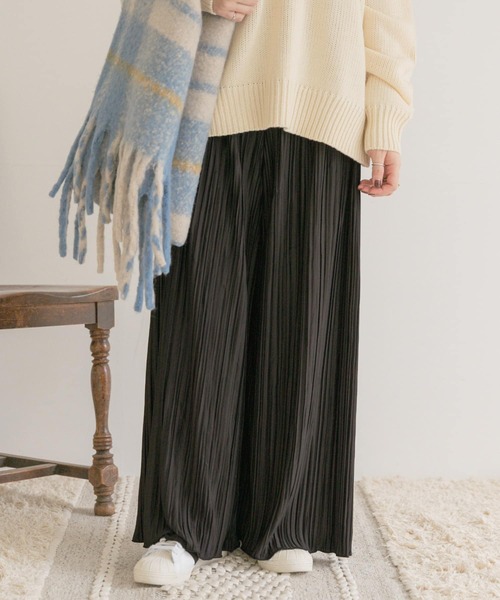 ITEMS URBANRESEARCH（アイテムズ アーバンリサーチ）の「プリーツワイドパンツ（その他パンツ・レディース・ブラック/ブルー/グレー系その他/オリーブ・FREE）」の2枚目の写真