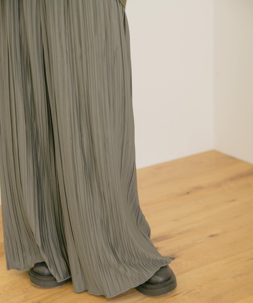 ITEMS URBANRESEARCH（アイテムズ アーバンリサーチ）の「プリーツワイドパンツ（その他パンツ・レディース・ブラック/ブルー/グレー系その他/オリーブ・FREE）」の13枚目の写真