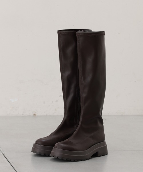 Chico(チコ)の「フェイクレザーストレッチ厚底ロングブーツ(ブーツ・レディース・ブラック/ブラウン・SMALL/MEDIUM/LARGE)」の5枚目の写真