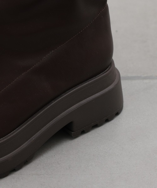 Chico(チコ)の「フェイクレザーストレッチ厚底ロングブーツ(ブーツ・レディース・ブラック/ブラウン・SMALL/MEDIUM/LARGE)」の13枚目の写真