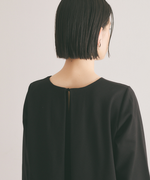 qualite(カリテ)の「【WEB・一部店舗限定】ポンチバックタックプルオーバー(Tシャツ/カットソー・レディース・ベージュ/ブラック・フリー)」の7枚目の写真