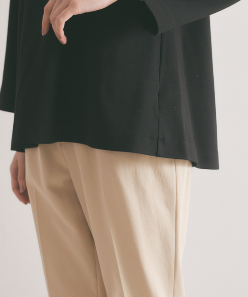 qualite(カリテ)の「【WEB・一部店舗限定】ポンチバックタックプルオーバー(Tシャツ/カットソー・レディース・ベージュ/ブラック・フリー)」の4枚目の写真