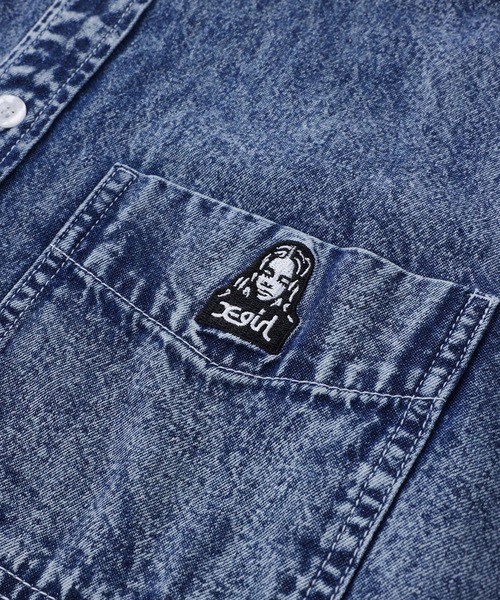 X-girl（エックスガール）の「CHEMICAL WASH DENIM FACE EMBROIDERY S/S SHIRT/ケミカルウォッシュデニム　FACE刺繍シャツ（シャツ/ブラウス・レディース・ブラック/インディゴブルー・M/S）」の5枚目の写真