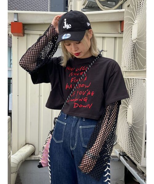 jouetie(ジュエティ)の「グランジロゴクロップド Tシャツ(Tシャツ/カットソー・レディース・ブラック/オフホワイト/ピンク・MEDIUM)」の2枚目の写真