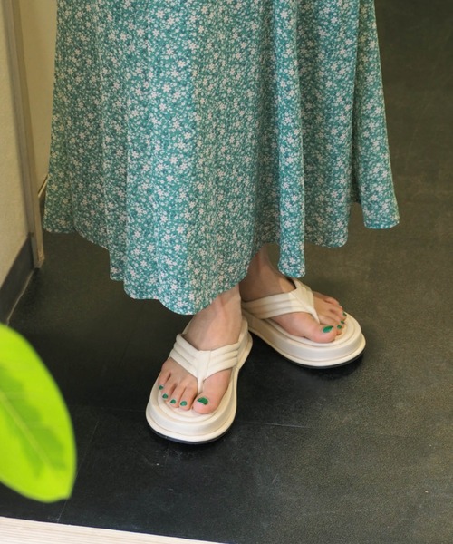 cepo(セポ)の「ボリュームトングサンダル(サンダル・レディース・ブラック/ホワイト×ホワイト/ホワイト×ブラック・M/L)」の2枚目の写真