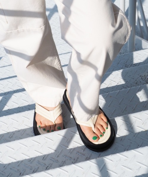 cepo(セポ)の「ボリュームトングサンダル(サンダル・レディース・ブラック/ホワイト×ホワイト/ホワイト×ブラック・M/L)」の3枚目の写真