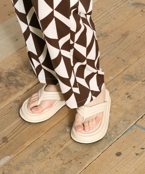 cepo(セポ)の「ボリュームトングサンダル(サンダル・レディース・ブラック/ホワイト×ホワイト/ホワイト×ブラック・M/L)」の8枚目の写真