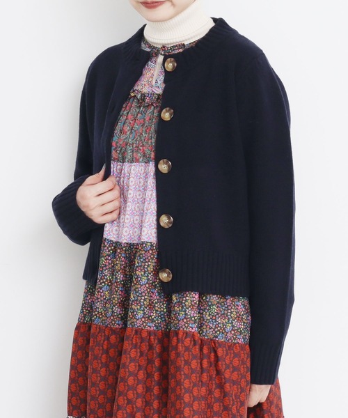 CHILD WOMAN（チャイルドウーマン）の「Extrafine merino wool 5GGクルーネックカーディガン（カーディガン/ボレロ・レディース・レッド/ブルー/アイボリー/イエロー/グリーン/オレンジ/ネイビー・FREE）」の4枚目の写真