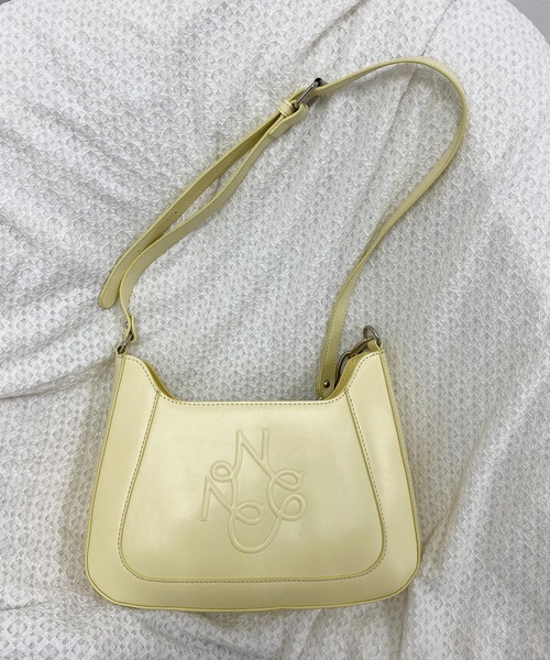 one after another NICE CLAUP（ワンアフターアナザーナイスクラップ）の「NCロゴエンボスホーボーバック　2023SS（ショルダーバッグ・レディース・ブラック/アイボリー/イエロー・FREE）」の5枚目の写真