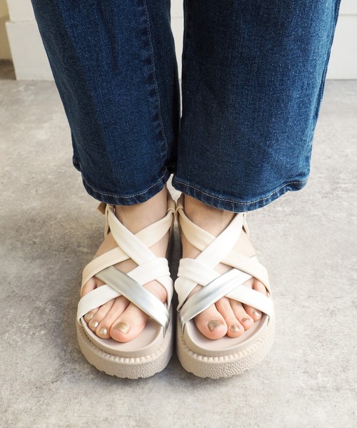 byあしながおじさん（バイアシナガオジサン）の「厚底ストラップサンダル　8490059（サンダル・レディース・ベージュ/ホワイト/ブラック・S/M/L/LL）」の2枚目の写真