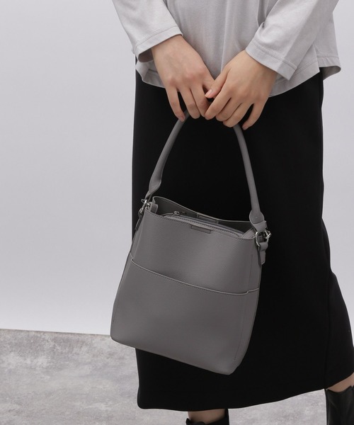 LAKOLE(ラコレ)の「【オケージョン/新社会人にも】ワンハンドル2WAYスクエアバッグ3 / 962997(ショルダーバッグ・レディース・ブラック/ブルー/ピンク/サンドグレー/グレー/ライトグリーン/ライトグレー/オフホワイト/モカ/ベージュ/セージグリーン/ライトブルー/ライトピンク/ブルー系その他/ローズ/ネイビー・FREE)」の4枚目の写真