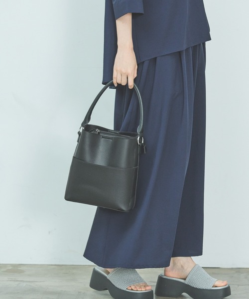 LAKOLE(ラコレ)の「【オケージョン/新社会人にも】ワンハンドル2WAYスクエアバッグ3 / 962997(ショルダーバッグ・レディース・ブラック/ブルー/ピンク/サンドグレー/グレー/ライトグリーン/ライトグレー/オフホワイト/モカ/ベージュ/セージグリーン/ライトブルー/ライトピンク/ブルー系その他/ローズ/ネイビー・FREE)」の19枚目の写真