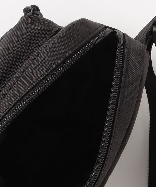 LACOSTE(ラコステ)の「【LACOSTE】ネオクロコ ジップカメラバッグ(ショルダーバッグ・メンズ・ブラック/ネイビー・FREE)」の3枚目の写真