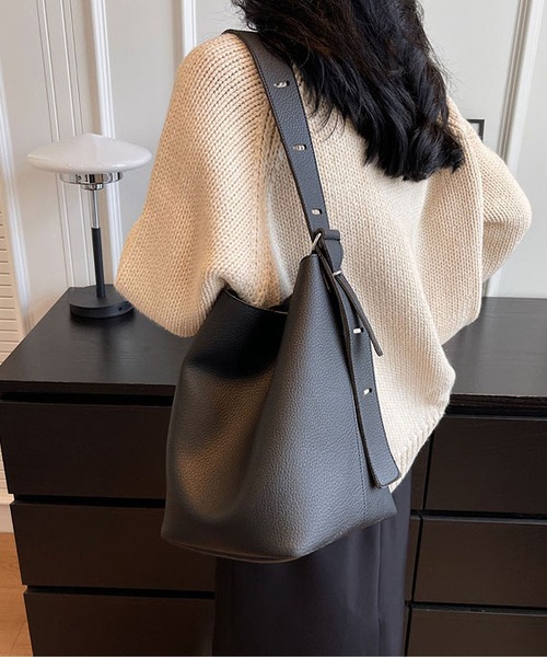 LA VORAGINE（ラ ヴォラジネ）の「ポーチ付き フェイクレザーバケット