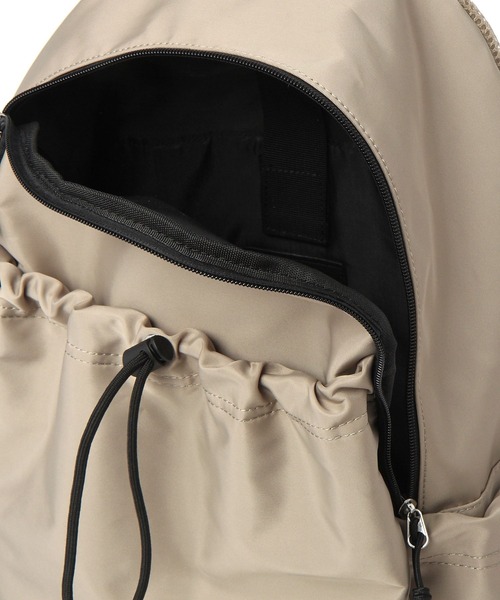 LAKOLE（ラコレ）の「ドロストポケットデイバッグ / 991654（バックパック/リュック・レディース・ブラック/ライトベージュ・FREE）」の8枚目の写真