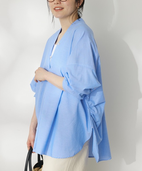 CRAFT STANDARD BOUTIQUE(クラフトスタンダードブティック)の「パールボタン抜き衿サークルブラウス(シャツ/ブラウス・レディース・サックスブルー/オフホワイト・FREE)」の2枚目の写真