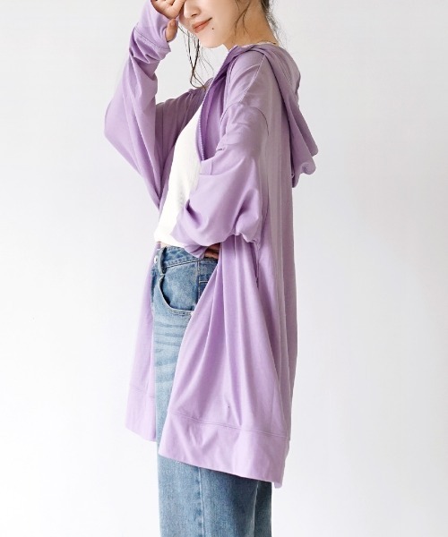 zootie(ズーティー)の「【ゆったりサイズで、手の甲までしっかりカバー】 さらっと薄手で快適 UVカットロングパーカー(パーカー・レディース・オフホワイト/杢グレー/ライトイエロー/ホワイト系その他2/ライトブルー/ピンク系その他/ブラック/ライトカーキ/ホワイト系その他/ネイビー/ベージュ/チャコール/ミント/ラベンダー・フリー)」の12枚目の写真