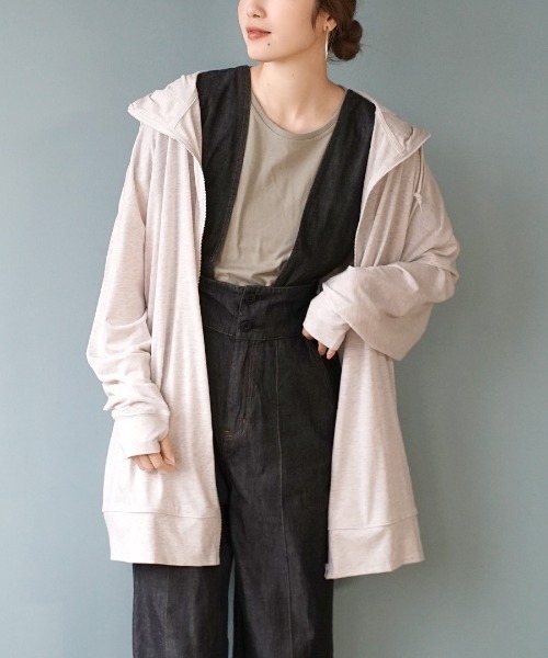 zootie(ズーティー)の「【ゆったりサイズで、手の甲までしっかりカバー】 さらっと薄手で快適 UVカットロングパーカー(パーカー・レディース・オフホワイト/杢グレー/ライトイエロー/ホワイト系その他2/ライトブルー/ピンク系その他/ブラック/ライトカーキ/ホワイト系その他/ネイビー/ベージュ/チャコール/ミント/ラベンダー・フリー)」の8枚目の写真