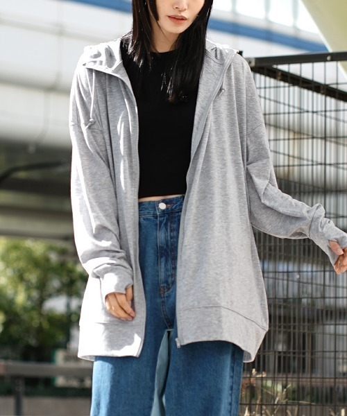 zootie(ズーティー)の「【ゆったりサイズで、手の甲までしっかりカバー】 さらっと薄手で快適 UVカットロングパーカー(パーカー・レディース・オフホワイト/杢グレー/ライトイエロー/ホワイト系その他2/ライトブルー/ピンク系その他/ブラック/ライトカーキ/ホワイト系その他/ネイビー/ベージュ/チャコール/ミント/ラベンダー・フリー)」の6枚目の写真