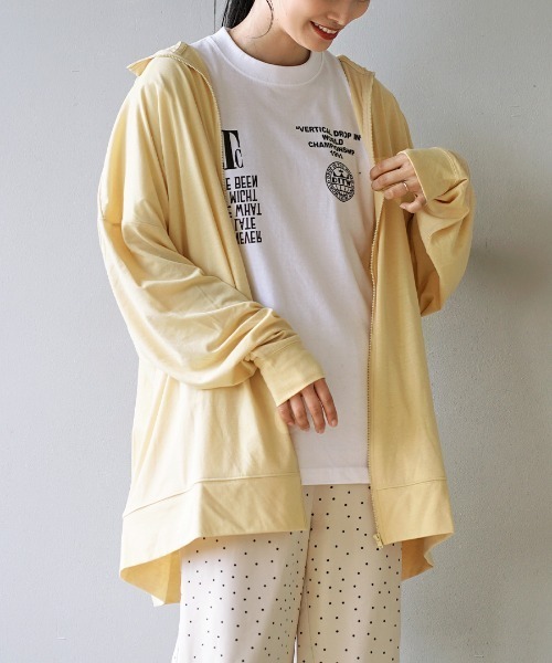 zootie(ズーティー)の「【ゆったりサイズで、手の甲までしっかりカバー】 さらっと薄手で快適 UVカットロングパーカー(パーカー・レディース・オフホワイト/杢グレー/ライトイエロー/ホワイト系その他2/ライトブルー/ピンク系その他/ブラック/ライトカーキ/ホワイト系その他/ネイビー/ベージュ/チャコール/ミント/ラベンダー・フリー)」の13枚目の写真