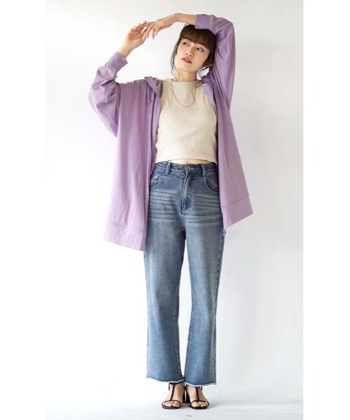 zootie(ズーティー)の「【ゆったりサイズで、手の甲までしっかりカバー】 さらっと薄手で快適 UVカットロングパーカー(パーカー・レディース・オフホワイト/杢グレー/ライトイエロー/ホワイト系その他2/ライトブルー/ピンク系その他/ブラック/ライトカーキ/ホワイト系その他/ネイビー/ベージュ/チャコール/ミント/ラベンダー・フリー)」の17枚目の写真